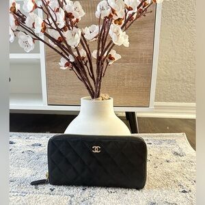 Chanel Zipped around wallet quilted Caviar Long